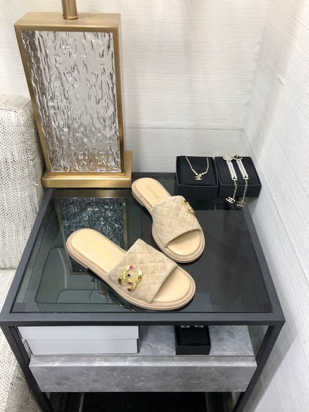 Louis Vuitton slippers