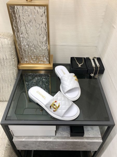 Louis Vuitton slippers