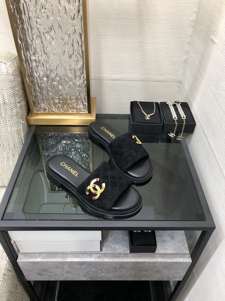 Louis Vuitton slippers