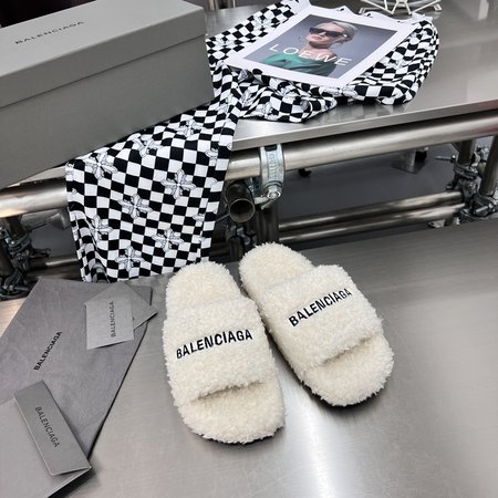 Balenciaga teddy fur slippers