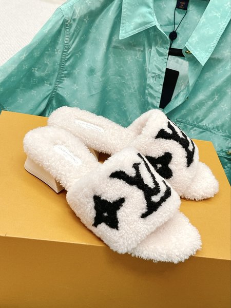 Louis Vuitton New furry slippers series lamb wool