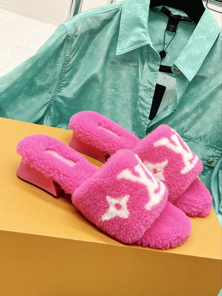 Louis Vuitton New furry slippers series lamb wool