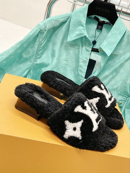 Louis Vuitton New furry slippers series lamb wool