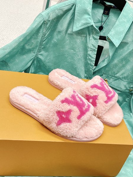 Louis Vuitton New furry slippers series lamb wool