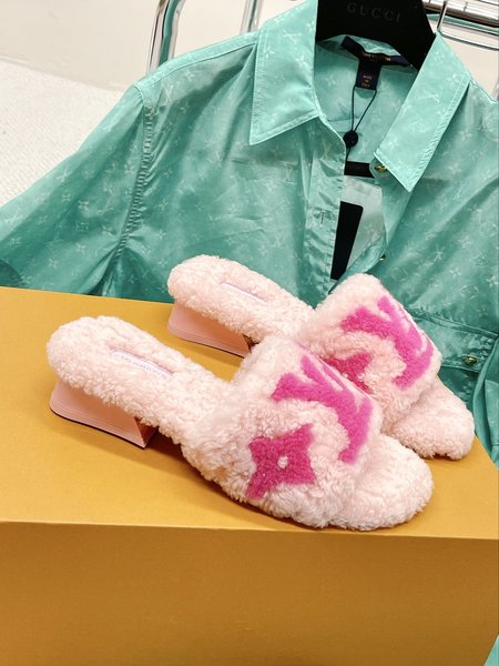 Louis Vuitton New furry slippers series lamb wool