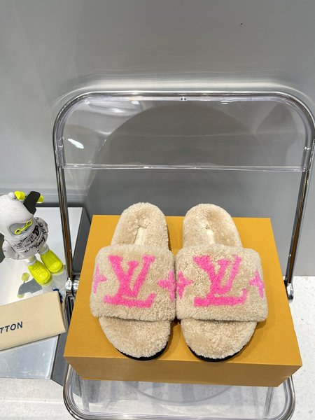 Louis Vuitton Fur slippers