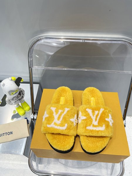 Louis Vuitton Fur slippers