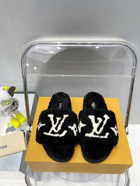 Louis Vuitton Fur slippers