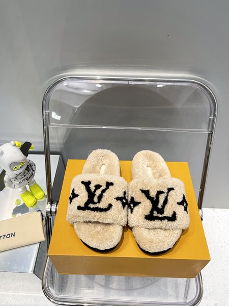 Louis Vuitton Fur slippers