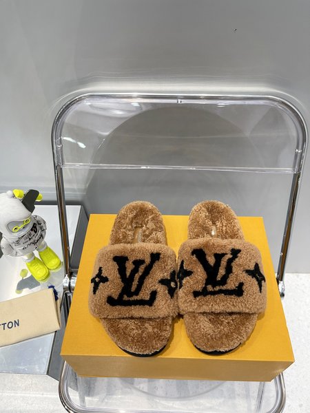 Louis Vuitton Fur slippers