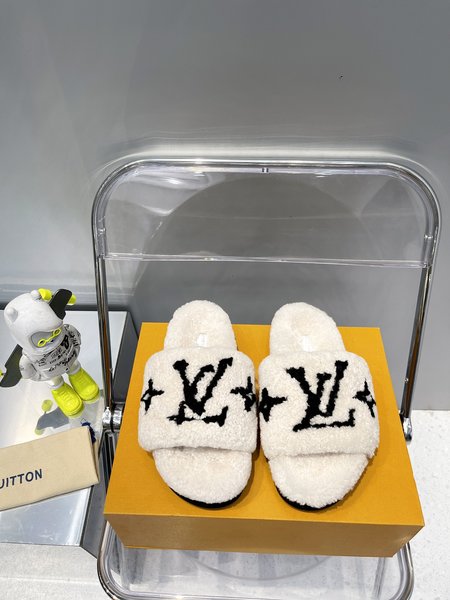 Louis Vuitton Fur slippers