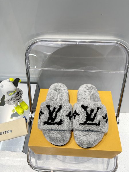 Louis Vuitton Fur slippers