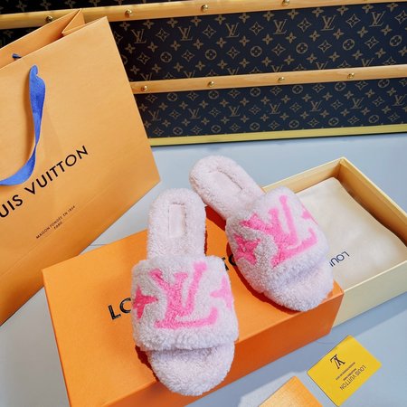 Louis Vuitton small heel fur slippers