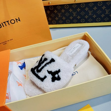 Louis Vuitton small heel fur slippers