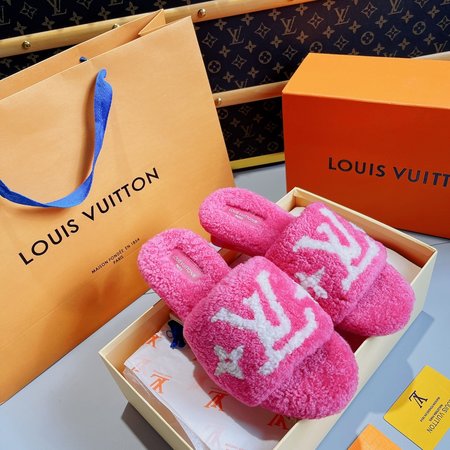 Louis Vuitton small heel fur slippers