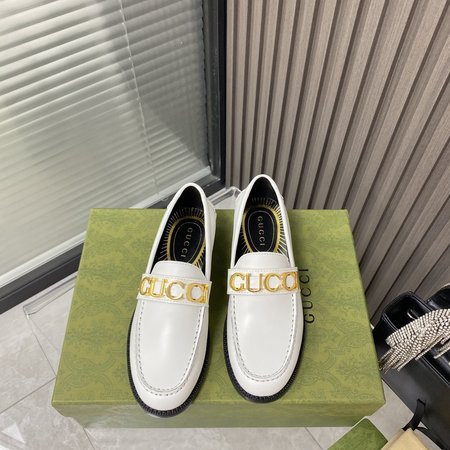 Gucci round toe flat loafers