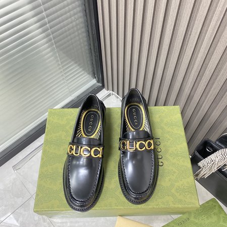 Gucci round toe flat loafers