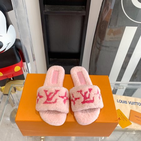 Louis Vuitton flat wool slippers