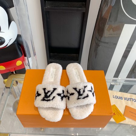 Louis Vuitton flat wool slippers