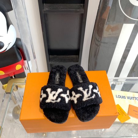 Louis Vuitton flat wool slippers