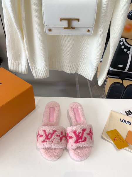 Louis Vuitton casual fur slippers