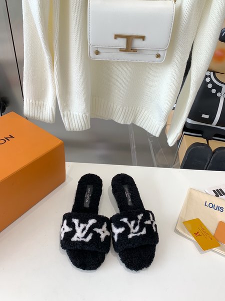 Louis Vuitton casual fur slippers