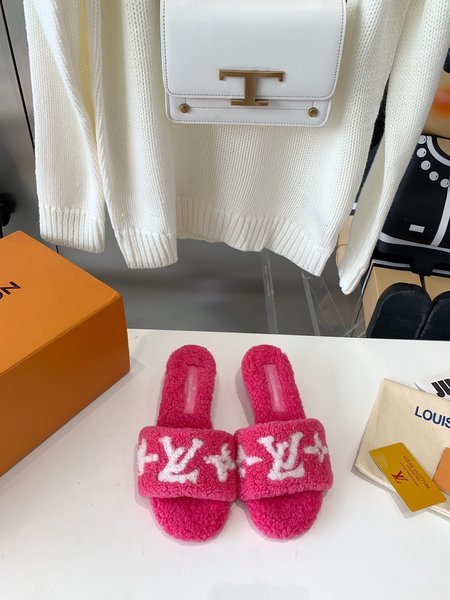 Louis Vuitton casual fur slippers