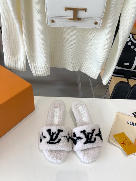 Louis Vuitton casual fur slippers