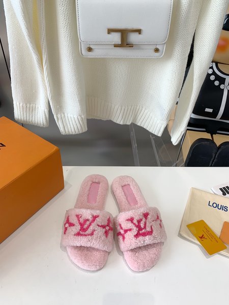 Louis Vuitton casual fur slippers