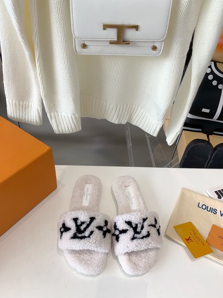 Louis Vuitton casual fur slippers