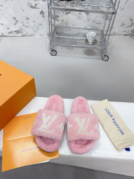 Louis Vuitton flat wool slippers