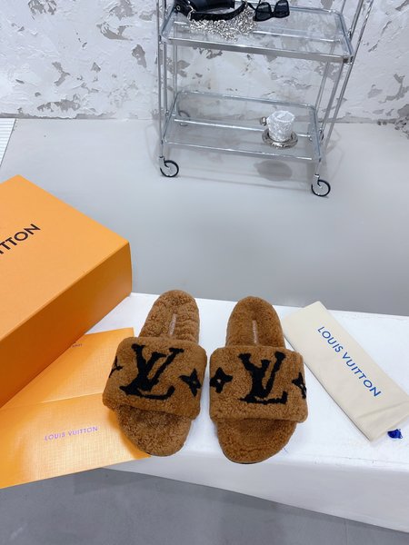 Louis Vuitton flat wool slippers