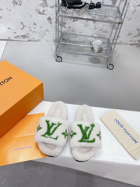 Louis Vuitton flat wool slippers