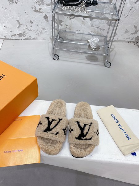 Louis Vuitton flat wool slippers