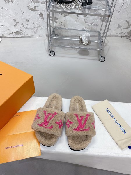 Louis Vuitton flat wool slippers