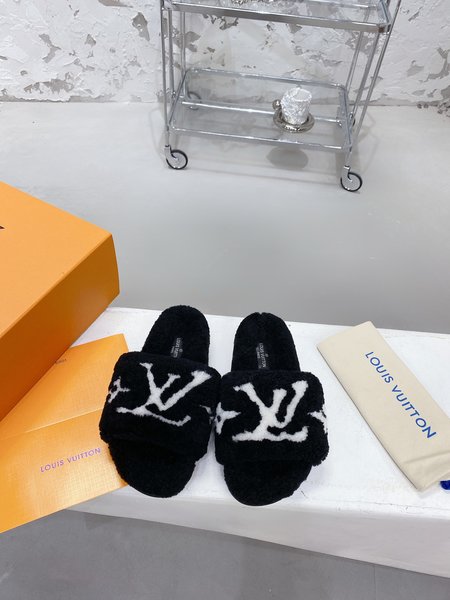 Louis Vuitton flat wool slippers