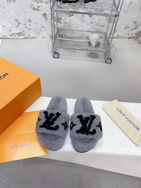 Louis Vuitton flat wool slippers