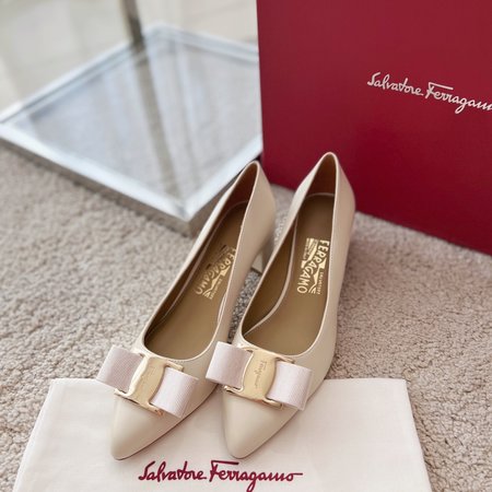 Ferragamo Alice Vara Bow pointed chunky heels