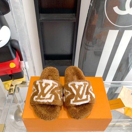 Louis Vuitton Fur slippers