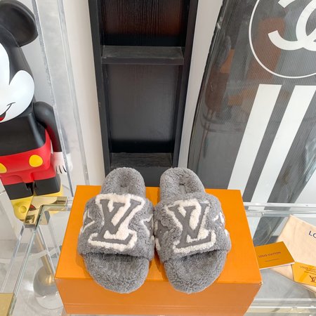 Louis Vuitton Fur slippers