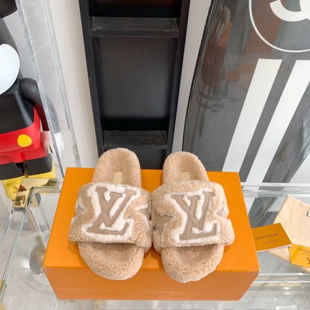 Louis Vuitton Fur slippers