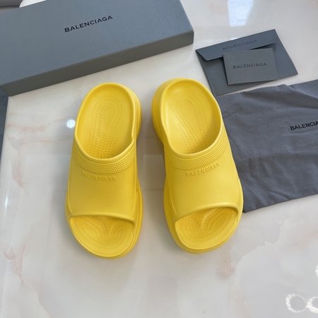 Balenciaga New co-branded slippers