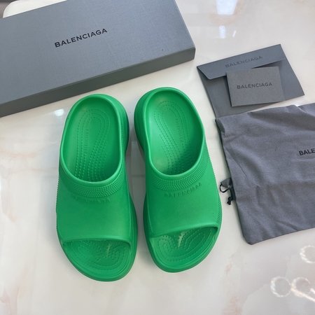 Balenciaga New co-branded slippers