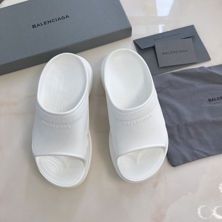 Balenciaga New co-branded slippers