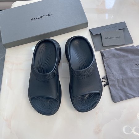 Balenciaga New co-branded slippers