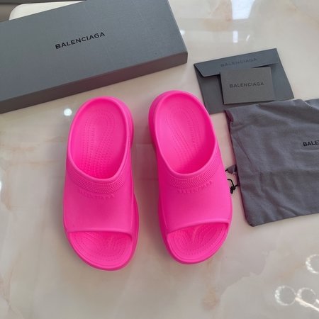 Balenciaga New co-branded slippers