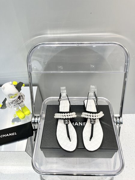 Chanel T-shaped pearl flip-flop sandals