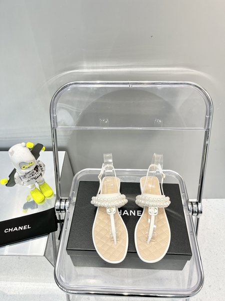 Chanel T-shaped pearl flip-flop sandals