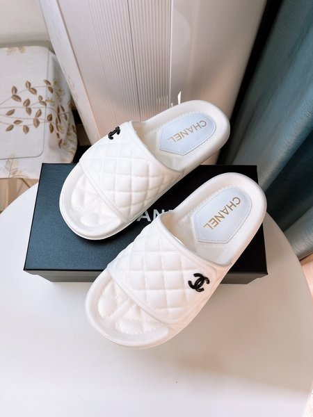 Chanel flat mop