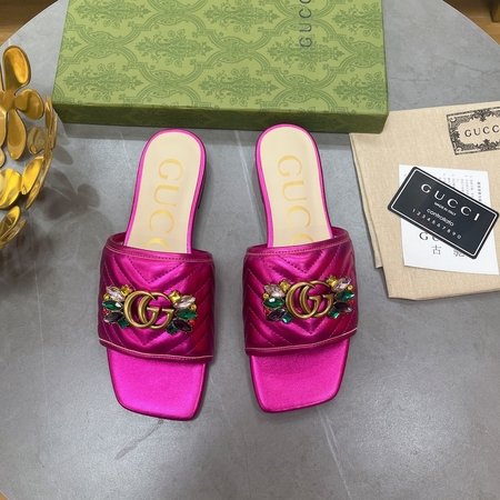 Gucci flat heel flip flop